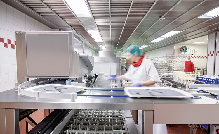 Conveyor section of a FLOW Line autoLINE in the dishwashing area, automatic washing system for trays and dishes, stainless steel design with integrated conveyor technology for efficient and hygienic workflows.